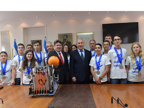 Premierminister Netanyahu trifft olympisches Robotics-Team